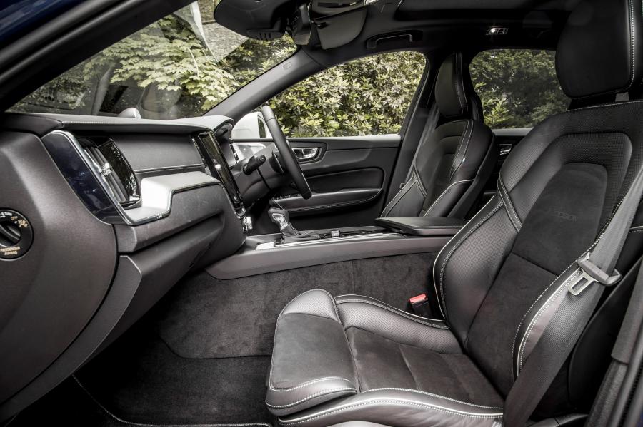 Интерьер Volvo XC60 T5 R-Design 2017 года  (UK) (фото 23 из 26)